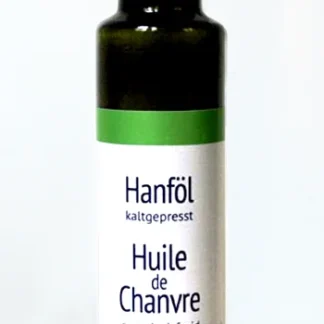 Kaltgepresstes, natives biologisches Hanföl in der Braunglasflasche mit den lebenswichtigen Omega 3 und Omega 6 Fettsäuren im idealen Verhältnis.