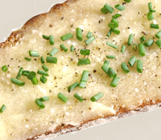 KokoLein Pur im 500 ml Tiegel, veganer Brotaufstrich. Auf frischem Brot mit Schnittlauch und etwas Salz bestreut ein vollmundiger Genuss.