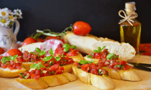 Reife Tomaten mit aromatischen Kolymvari Chania Olivenöl auf geröstetem Weißbrot