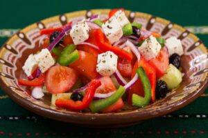 Griechischer Tomaten-Feta-Salat mit Hanföl-Vinaigrette
